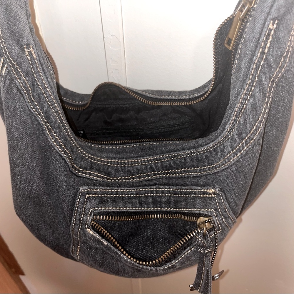 Y2K Women’s no Boundaries shoulder bag.